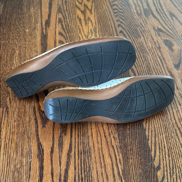Ara Women’s 6.5 White and Tan Leather Flats with Perforated Design - Picture 6 of 7